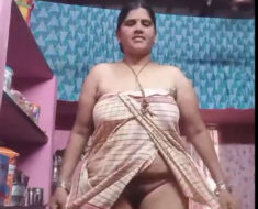 snwsau2cehkd Mature bhabhi showing ass and hairy pussy