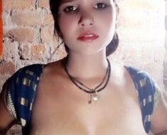 145ef5jcu37y Indian Hot Sister-in-law Showing Boobs and Fingering her Pussy