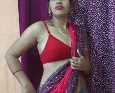 8mneryq7eud6 Indian hot Sona Bhabhi ne chut me fingering karke Pani nikala