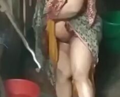 4notczrz82nw Aunty bathing