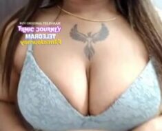 h1ous3sesr78 Insta MILF Veena Thaara New Live Teasing Hot With Nip Slip