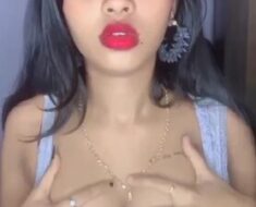 o2mom3l2p3za Insta Influencer Nidhi Joshi Show Nude Boobs on Live