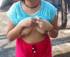 qjgyn6ensyxq Desi Cute Girl Boobs Showing In Outdoor Font Of Boyfriend