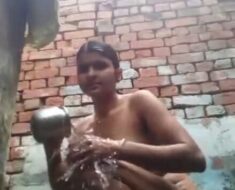 vic377xkbdc9 Desi Girl Outdoor Bath Self Recorded Clip