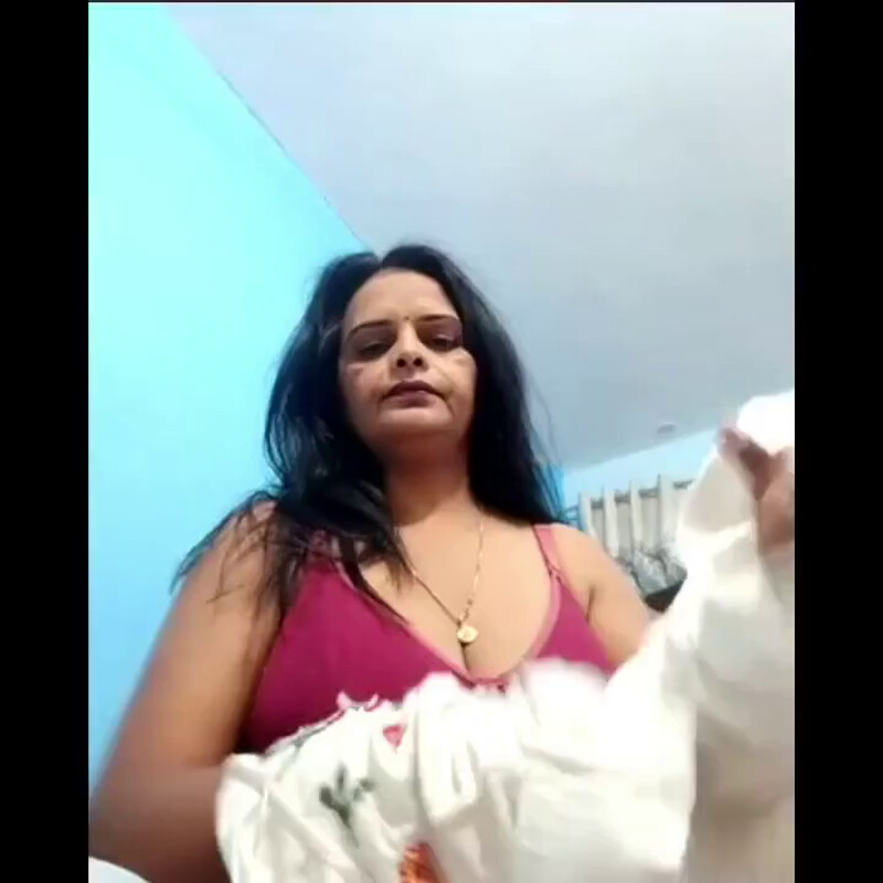 Indian MILF Neeta Bhabhi Showing Her Sexy Body