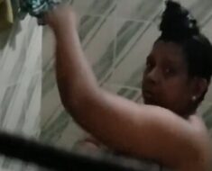 evac00cr3y8x Aunty Bathing
