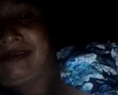 uvmnwk4dwkr6 Aunty Showing