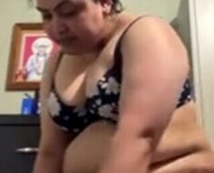 19aq5it11zul Milf applying lotion