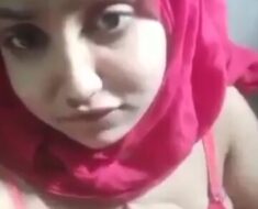 qzyw3yci57fi Beautiful Sexy Horny Hijabi Gf Pressing Boobs