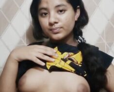 sijvu0gnez2s Cute Young GF Pressing Boobs,Pissing And Rubbing Pussy 2 Clip
