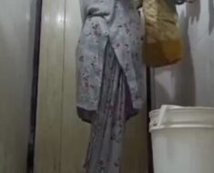 xv9sa0hyye1t Aunty Before Bath